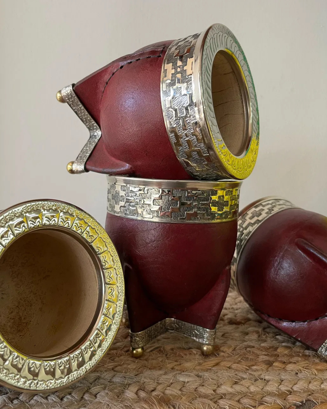 MATE IMPERIAL ALPACA CINCELADA CON BASE Y BOLITAS